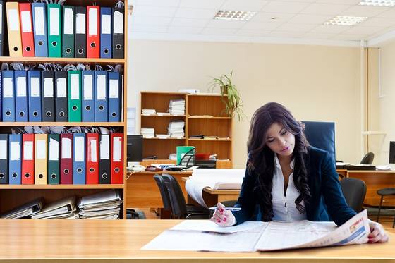 Donna Penalizzata a Lavoro. 