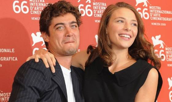 Jasmine Trinca e Riccardo Scamarcio - La Coppia di 'Nessuno Si Salva Da Solo"