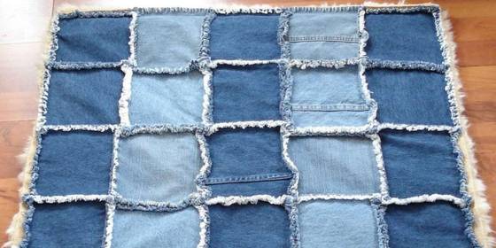 Creare un tappeto con jeans riciclati è un'ottima idea