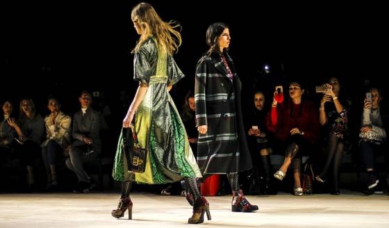 Nuovi Impermeabili Burberry, Tanti Modelli e Tanti Tessuti Meravigliosi