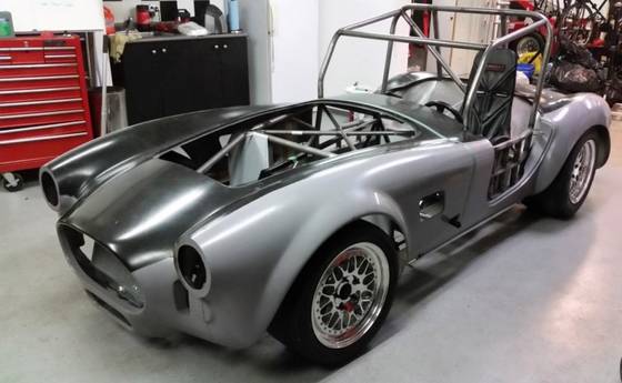 Shelby Cobra con motore Tesla. 