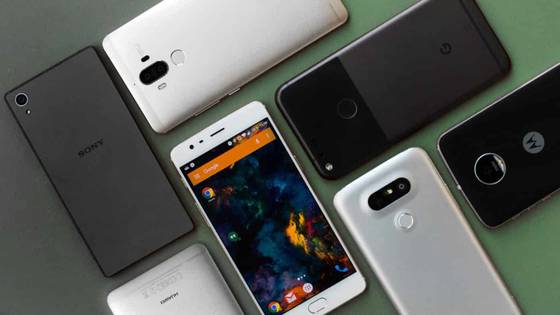 Meglio acquistare uno smartphone media gamma di oggi o un top di ieri?