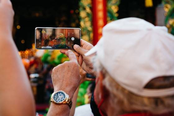 Anziani e tecnologia: superare le difficoltà si può, anche grazie agli accessori elettronici