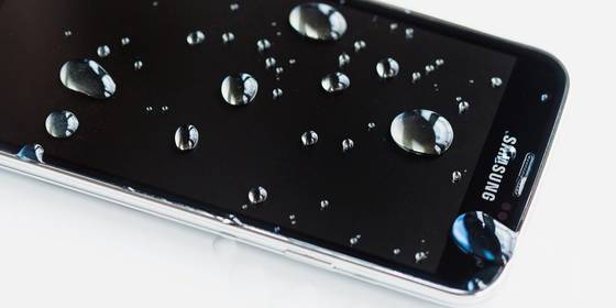 Quali sono gli smartphone resistenti all’acqua? 