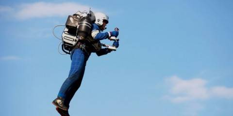 Quest'Uomo Vola con un Jetpack vicino alla Statua della Libertà!